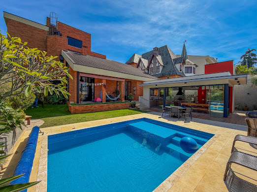 Linda Casa de esquina com 2 lotes no Residencial 5 em Alphaville