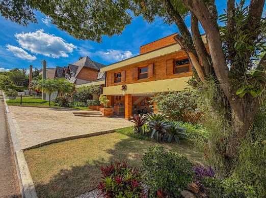 Linda Casa de esquina com 2 lotes no Residencial 5 em Alphaville